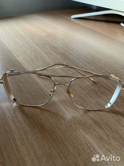 Стильные очки в металлической оправе