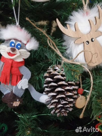 Новогодние игрушки, шишки крашенные