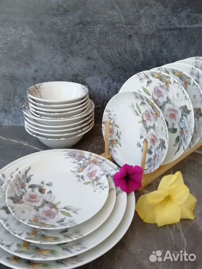 Набор столовой фарфоровой посуды из 42 предметов