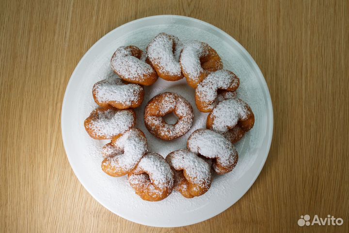 Повар-продавец в кафе-пончиковую