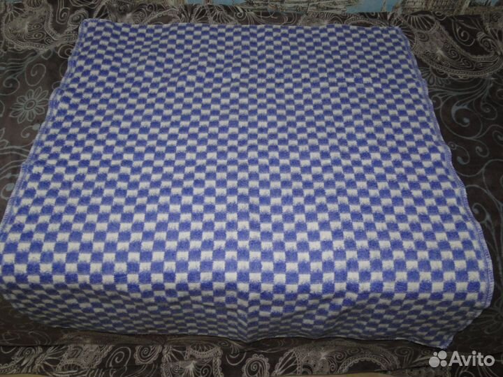 Вязаное шерстяное одеяльце