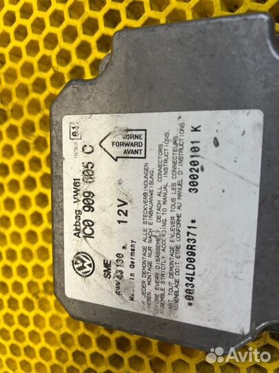 Блок управления подушками безопасности Volkswagen Passat