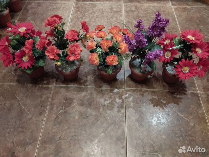 Горшки с искусственными цветами