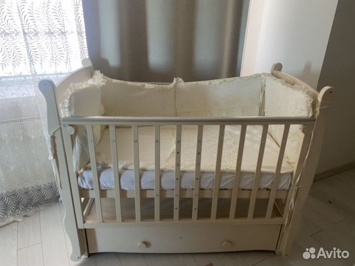 Детская кроватка с маятником (можга)