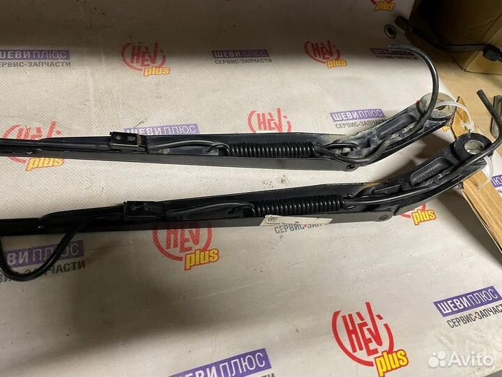 Поводок стеклоочистителя Cadillac Escalade