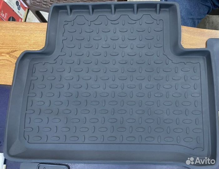 Резиновые коврики с бортом Toyota Land Cruiser 300