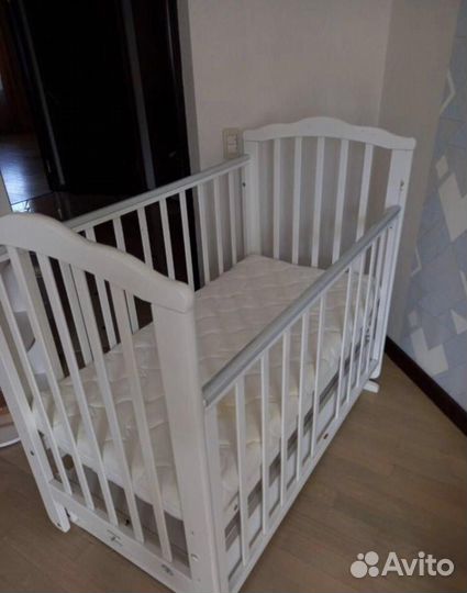 Детская кроватка с маятником