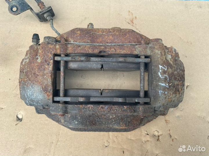 Суппорт передний левый Toyota Sequoia Sr5 XK60