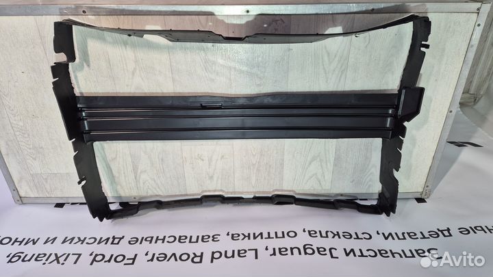 Дефлектор радиатора Land Rover LR135380