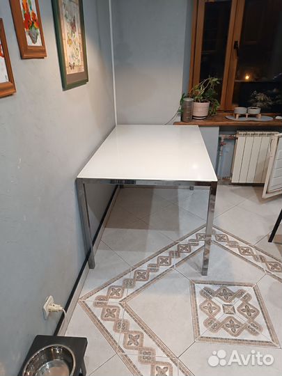 Стеклянный стол