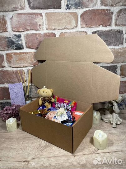 Подарочный бокс со сладостями, косметикой