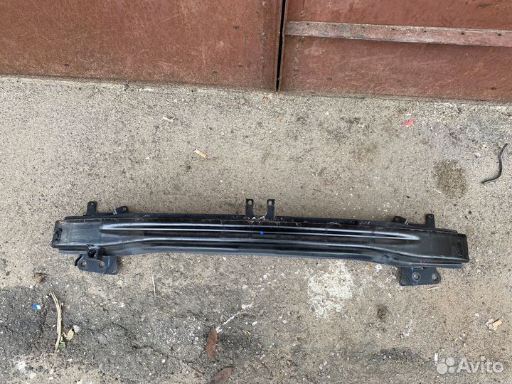 Усилитель переднего бампера Volkswagen Jetta 5