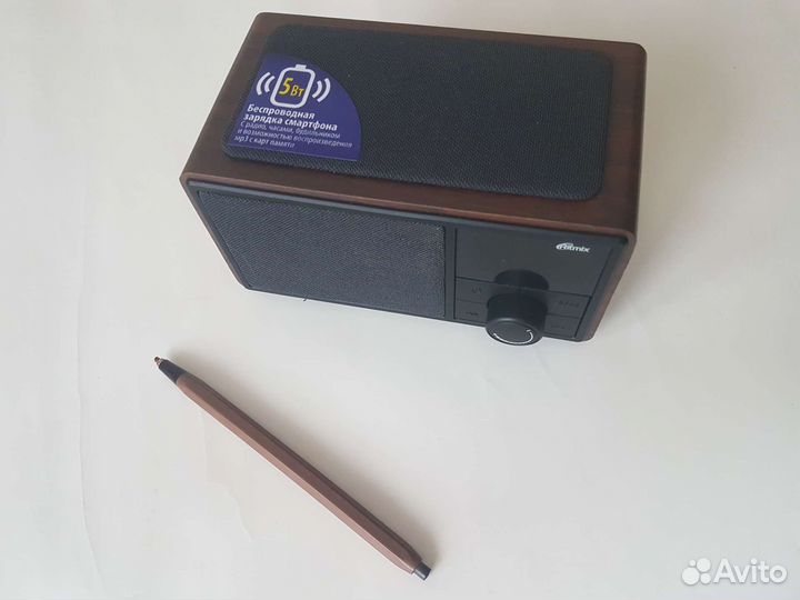 Радиочасы с беспроводной зарядкой смартфонов