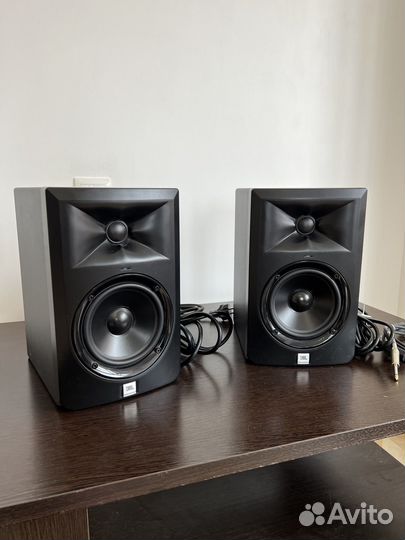 Студийные мониторы JBL LSR 305