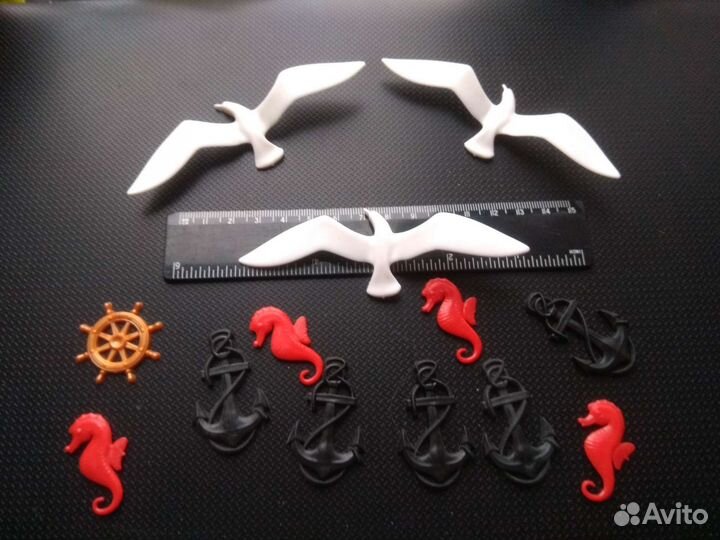 Фигурки: парусники, штурвалы, якоря, улитки