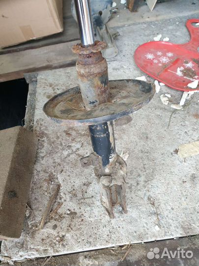 Стойка амортизатора тойота камри задняя левая