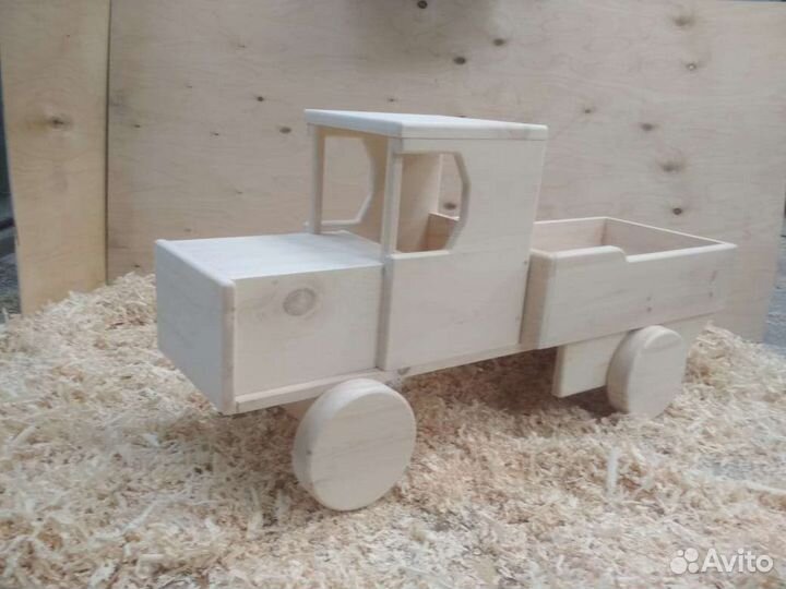 Деревянная машина. Ручная работа