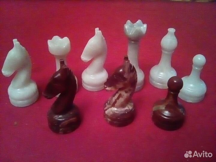 Шахматные фигуры из камня