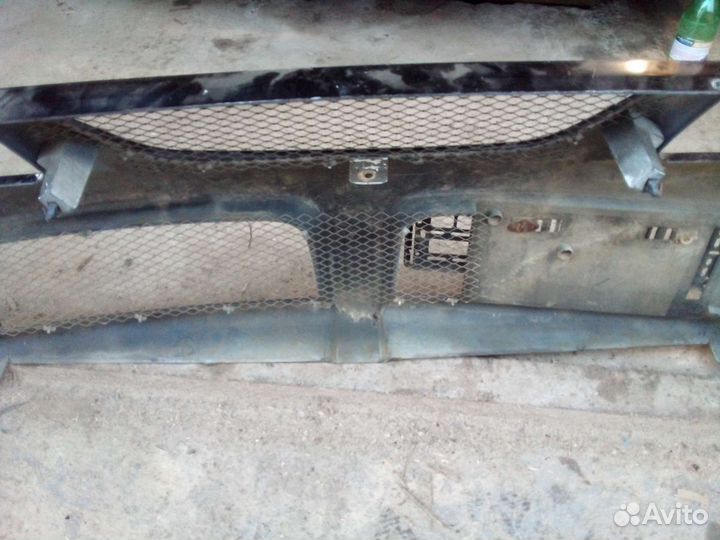 Бампер с решеткой Nissan Cube Z10