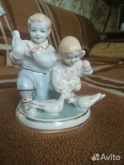 Статуэтка Дети кормят голубей