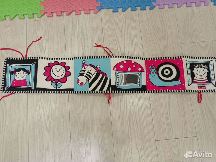 Книжка- игрушка/ бортик кроватки Tiny Love