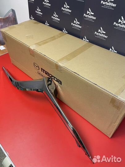 Молдинг решетки радиатора dfr7507k0d Mazda