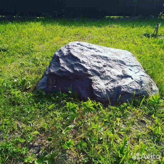 Декоративный камень валун на люк колодца