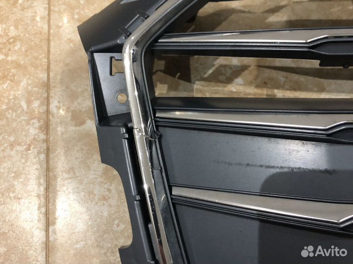 Решетка радиатора Audi A5 с дефектом