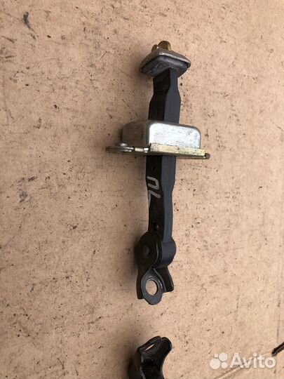 Ограничитель двери Nissan X-Trail (T30)