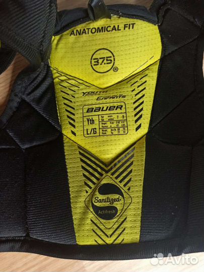 Хоккейные вещи:шорты, нагрудник, коньки, клюшка