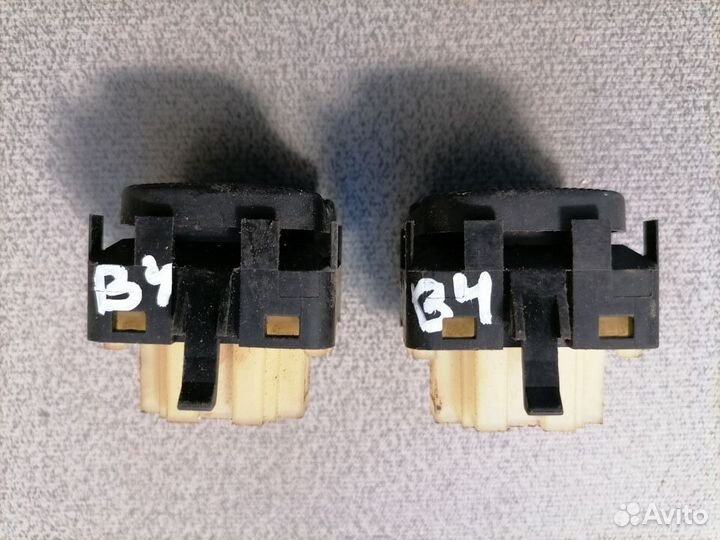 Кнопка стеклоподъемника Volkswagen Passat B4