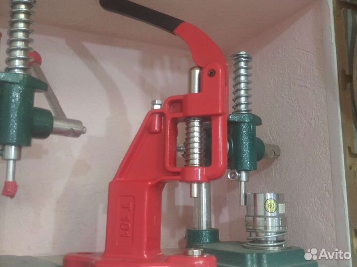 Пресс для установки кнопок люверсов хольнитенов