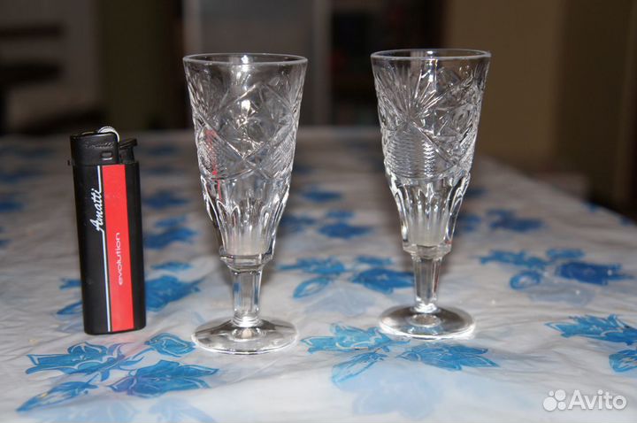 Рюмки, пивные бокалы, подносы
