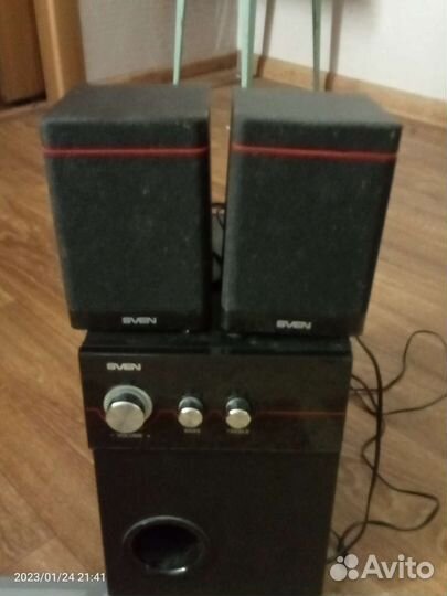 Сабвуфер и две колонки