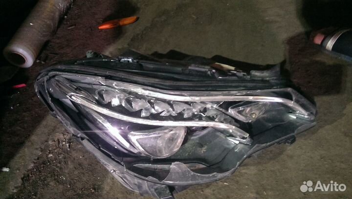 Фара правая битая светодиодная 207 Mercedes