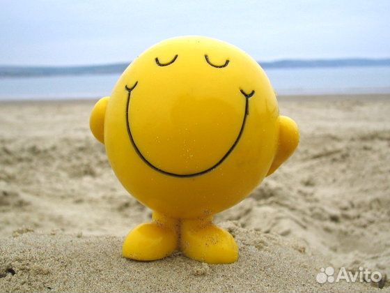 Промоутер раздача листовок, есть громкоговоритель