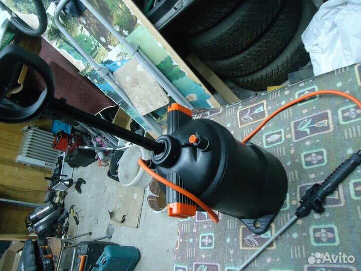 Садовый опрыскиватель Жук