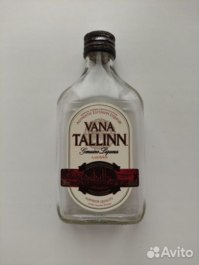 Пустые бутылки из под алкоголя в коллекцию