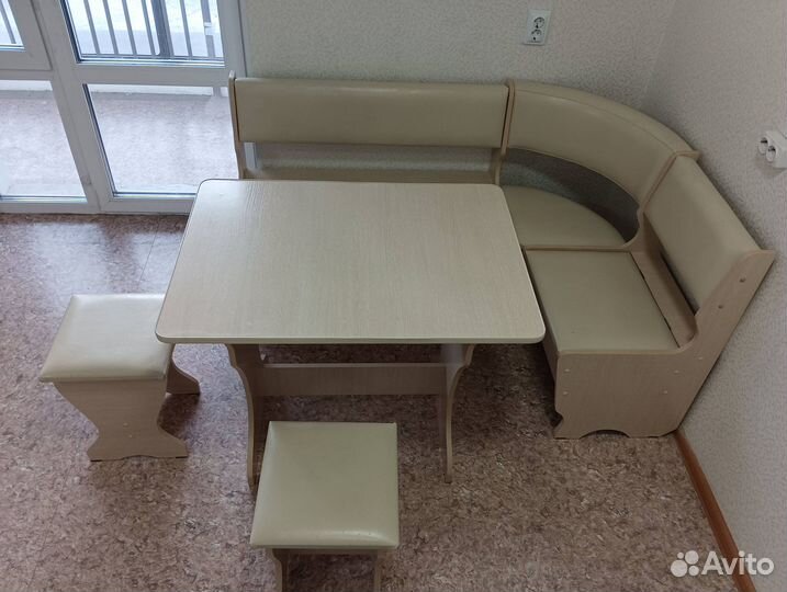 Кухонный уголок + стол + 2 табурета