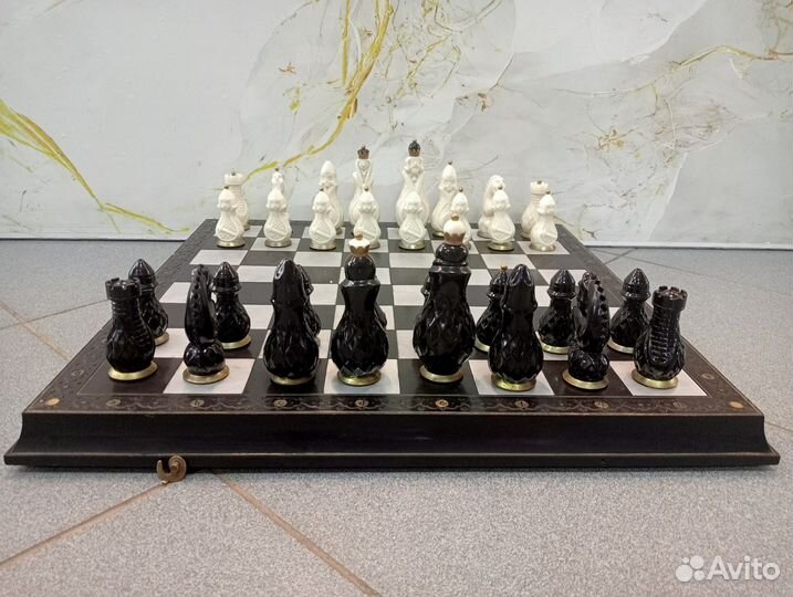 Шахматы из карболита c латунным oснованиeм. СССР