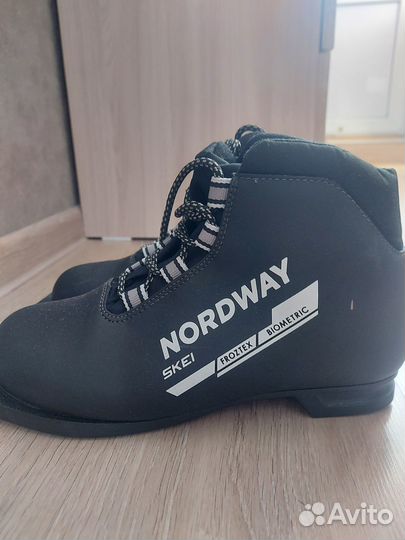 Продам лыжные ботинки