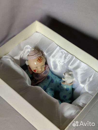 Фарфоровая статуэтка клоун с кроликом