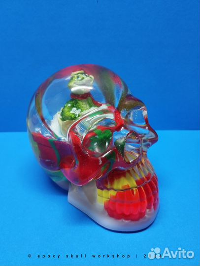 Череп из смолы, снежный шар, год змеи