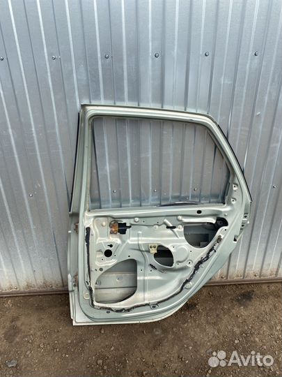 Задняя правая дверь Renault Scenik 1