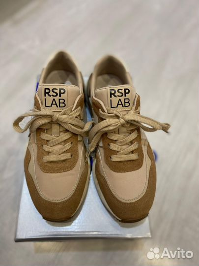 Кроссовки женские