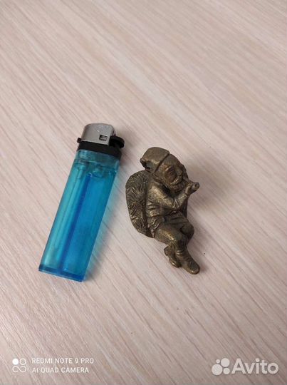 Мужик с трубкой на отдыхе латунная фигура