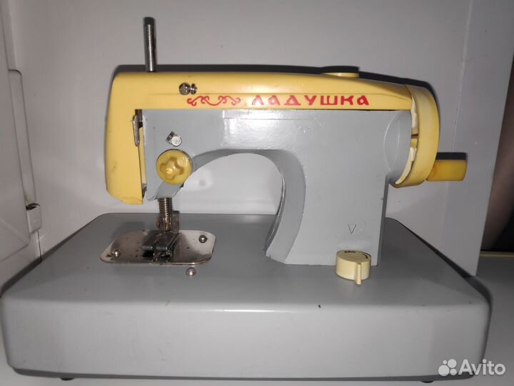 Швейная машина 
