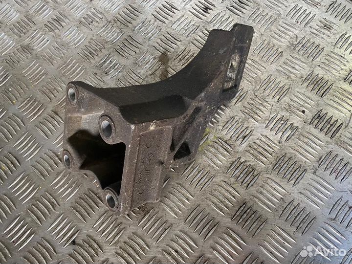 Кронштейн двигателя правый Discovery III 2,7