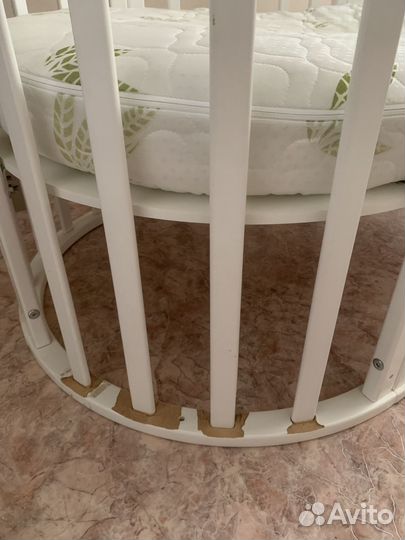 Детская кроватка с маятником