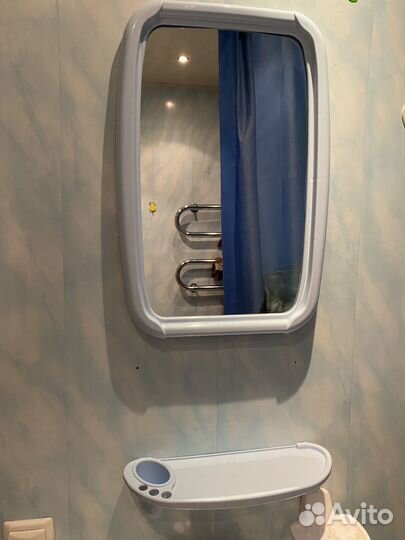 Зеркало в пластиковой раме 51 на 34 с полочкой